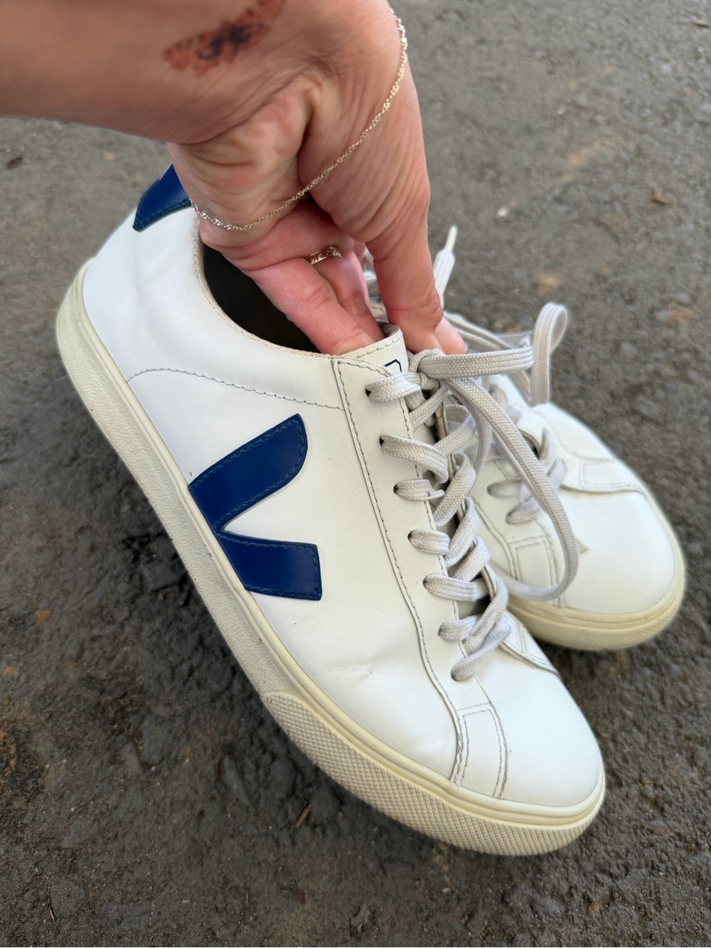 VEJA Campo leather sneakers in a white and blue